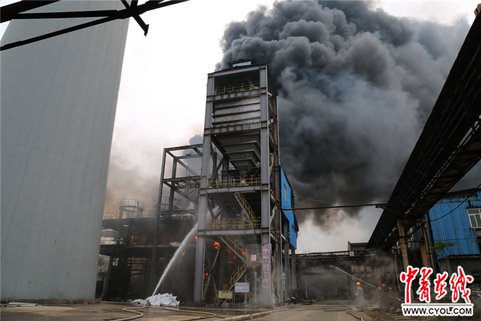 广西来宾市一冶炼厂洗涤塔突发大火被成功扑灭
